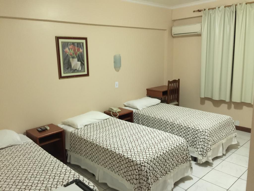 Fares Turis Hotel Uruguaiana Bagian luar foto